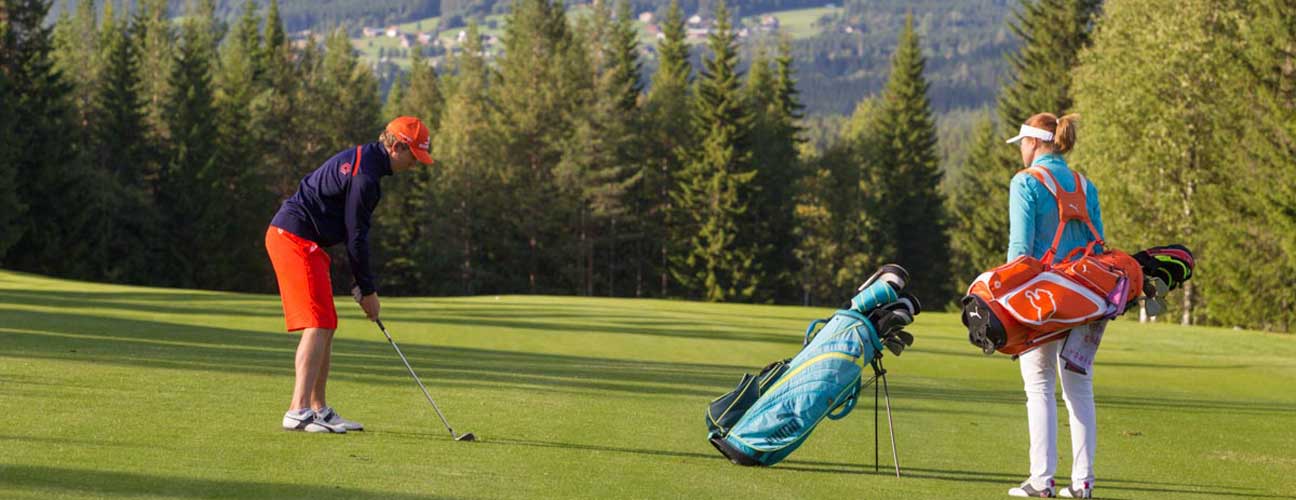 Ett par som spelar golf.