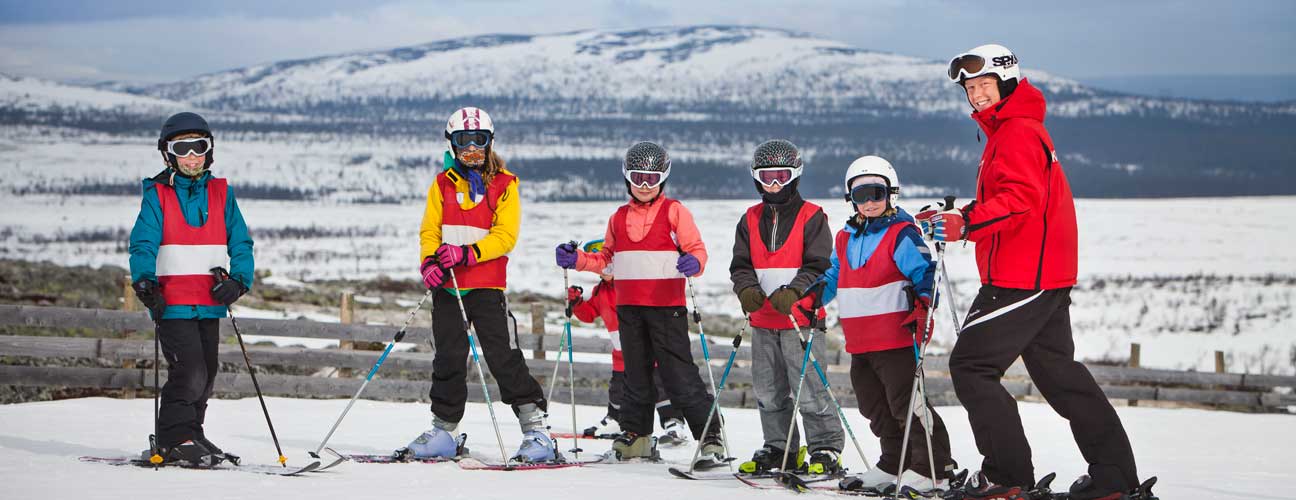 Skidlärare och en grupp elever på Storhogna.