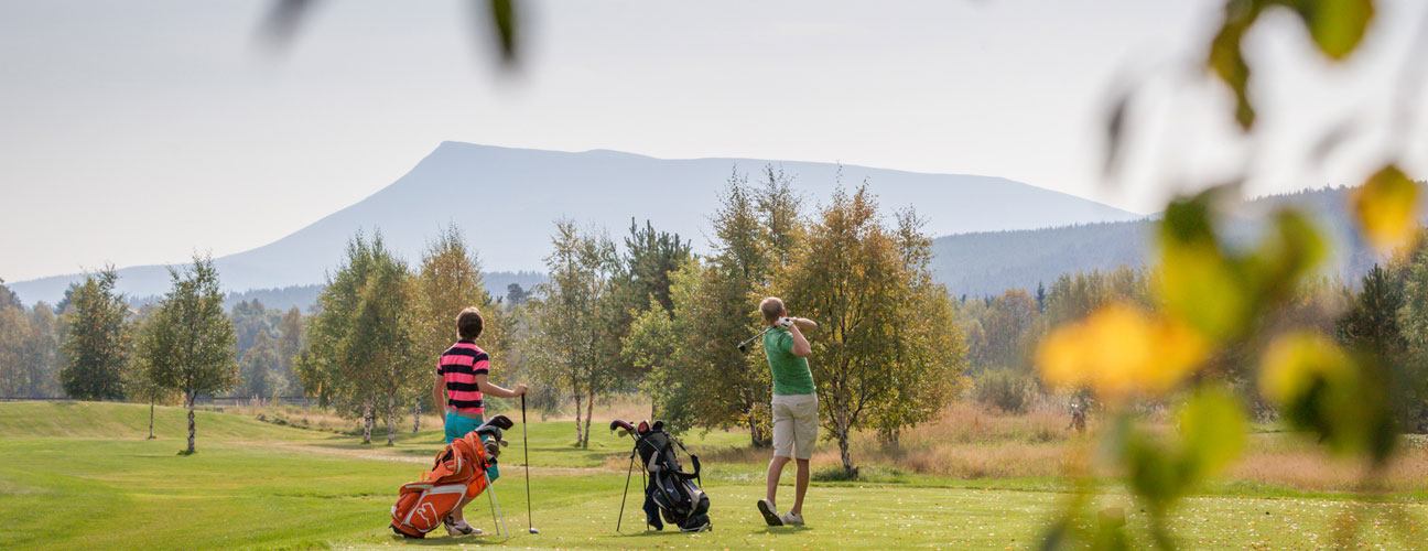 Två golfspelare på Hede Vemdalens Golfbana