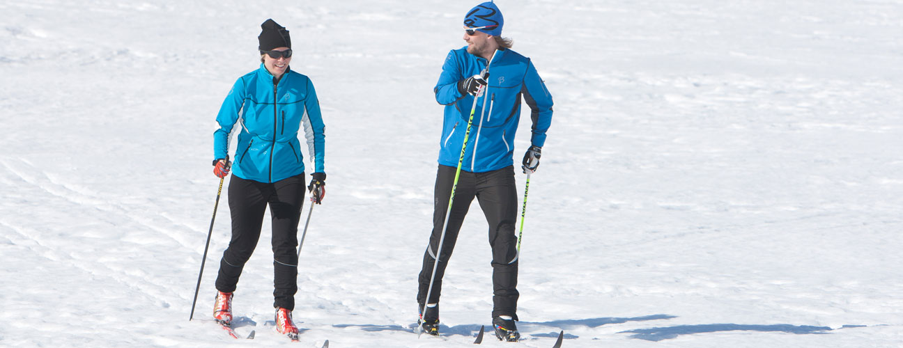 Två skidåkare på längdskidor i VEmdalens magiska fjällvärld