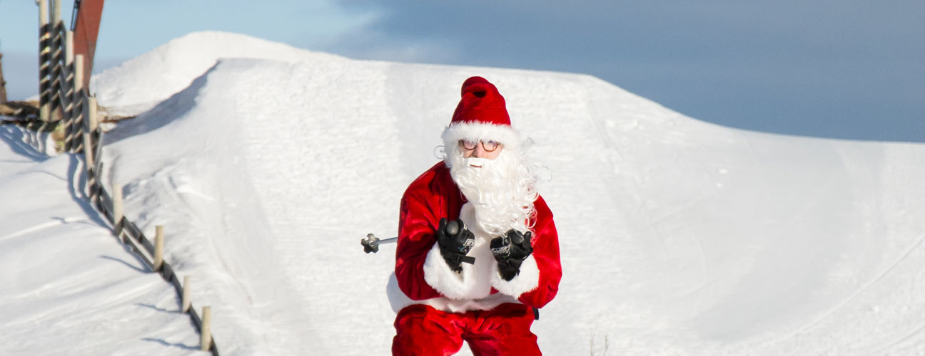 Tomte som åker lift på Vemdalsskalet.