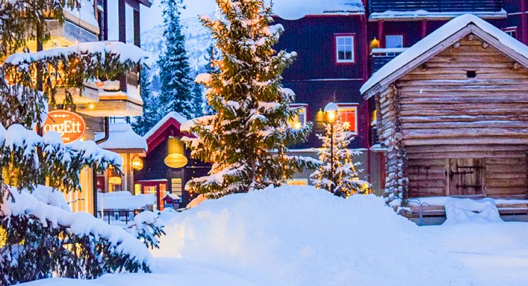 Jul på Vemdalsskalet, julgran lyktor jultomte