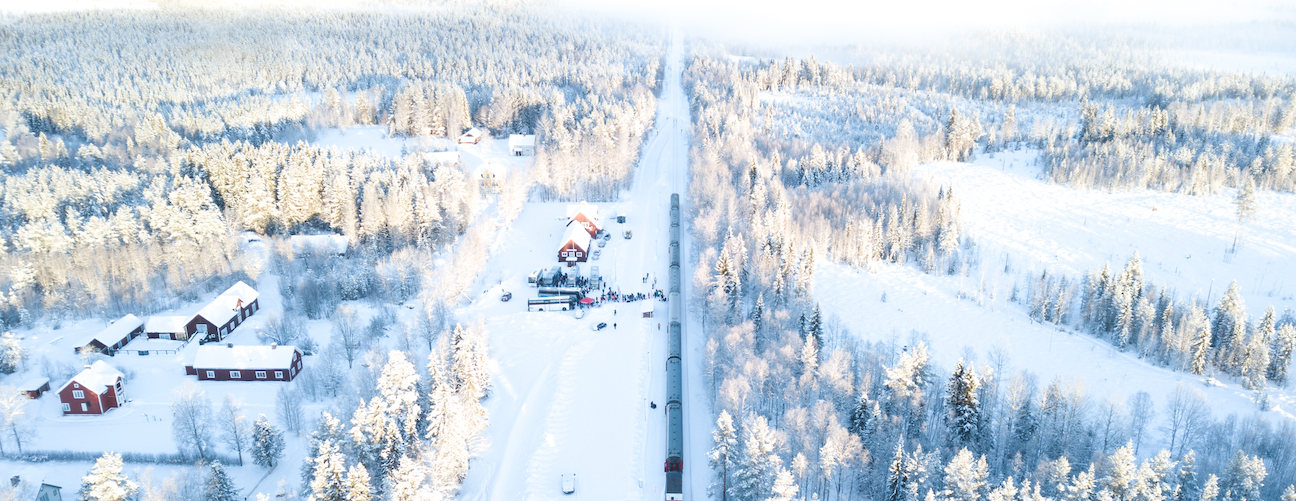 Röjan tågstation under vintern, drönarbild