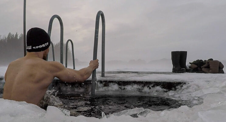 Man badar isbad, på väg upp från stege