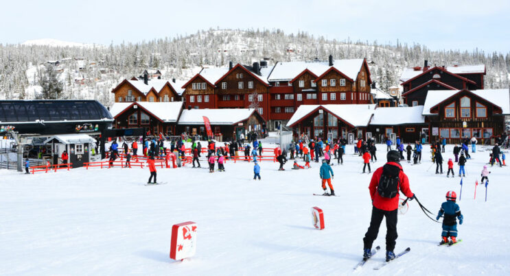 Vemdalsskalet sittlift med mycket folk i rörelse, solig vinterdag