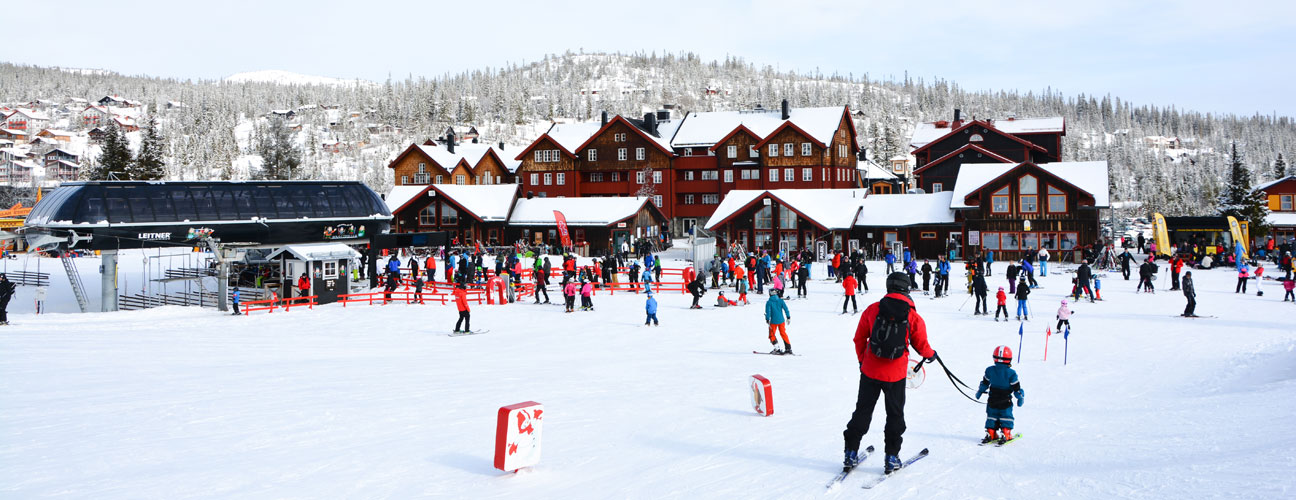 Vemdalsskalet sittlift med mycket folk i rörelse, solig vinterdag