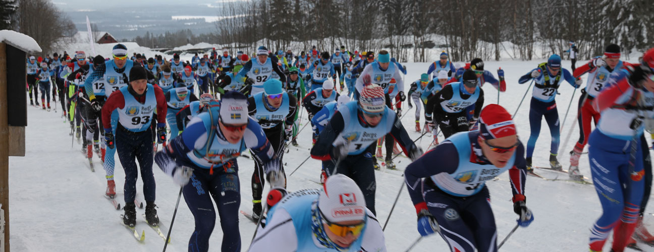 Ski Marathon i Åsarna, stor startklunga med människor som åker längdskidåkning.