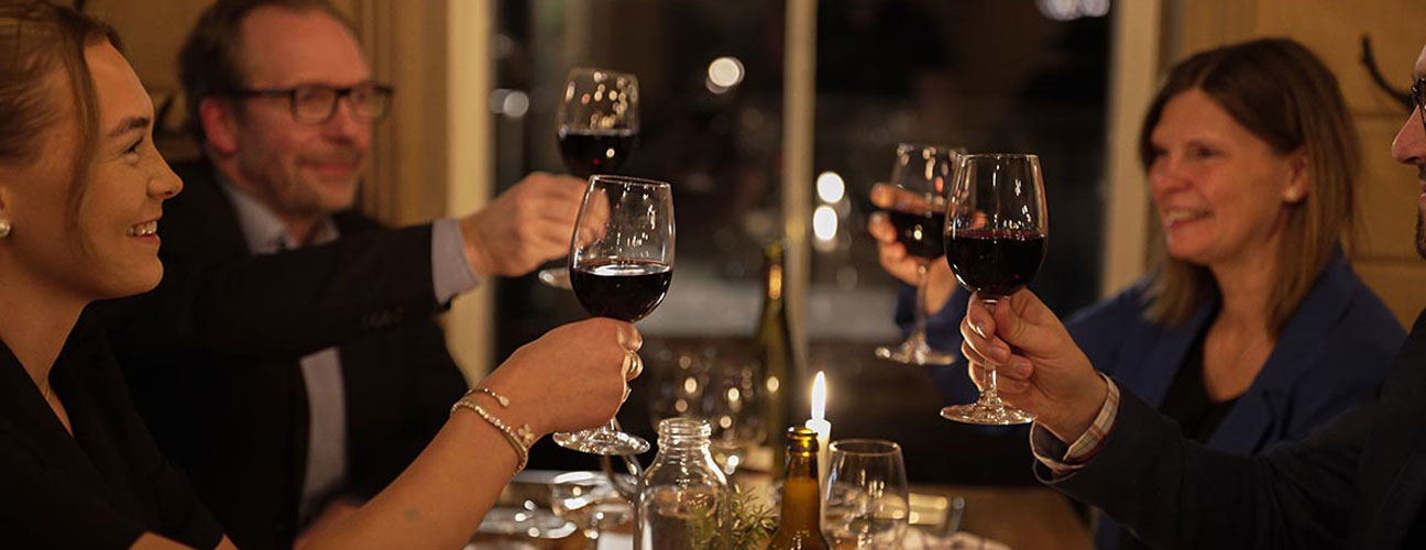 sällskap skålar med rödvin på bräjks matbar